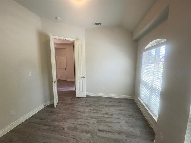 Building Photo - 150 Summer Pointe