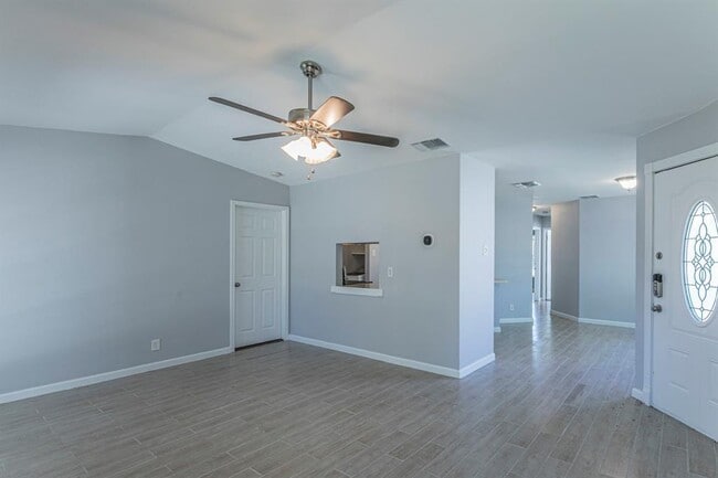 Building Photo - 9411 Valley Moss