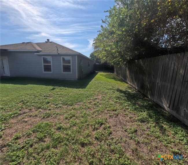 Building Photo - 2902 Lenora Dr