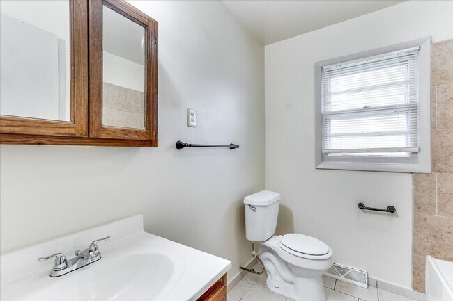 Building Photo - Three Bedroom Home in Derby!