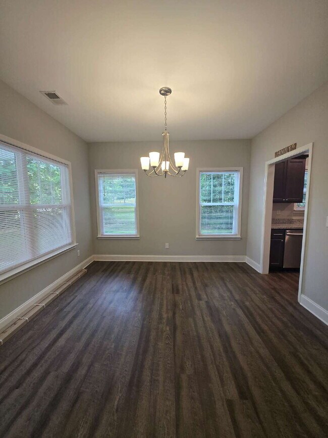 Building Photo - Charming 3-Bedroom Retreat Near Hamilton Place