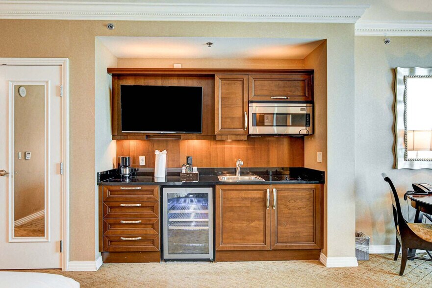 Building Photo - 135 E Harmon Ave