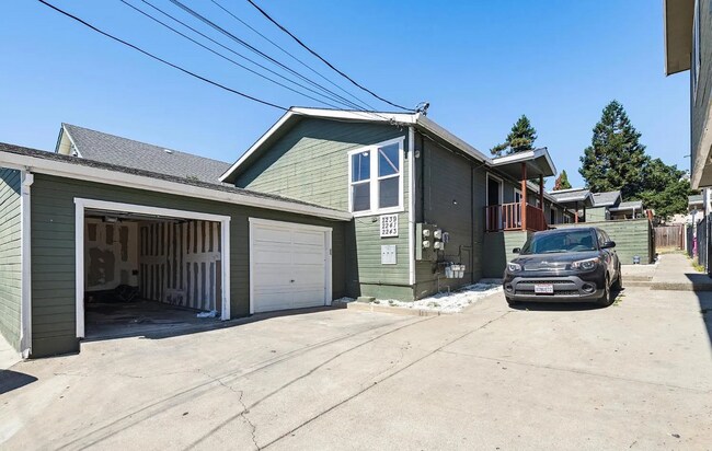Building Photo - Charming Laurel District Apartment with Mo...