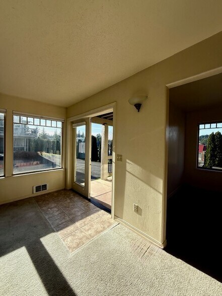 Building Photo - 325 C St