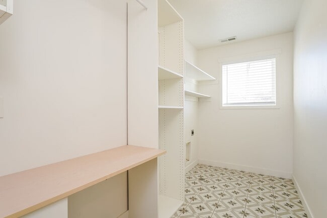 Building Photo - Spacious 4 Bed, 2.5 Bath Home with Central Air & 2-Car Garage! - Available NOW!