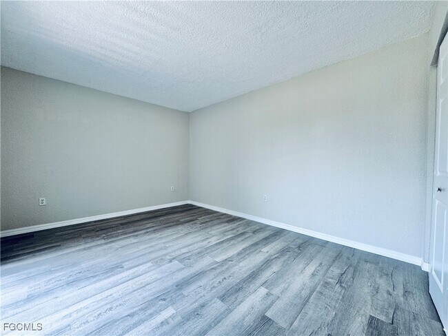 Building Photo - 5205 Cedarbend Dr