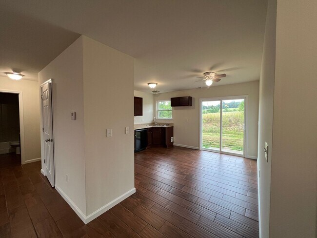 Building Photo - 3 bed/2 bath with 1 car garage for lease