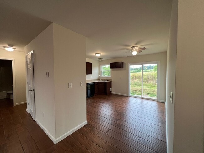 Building Photo - 3 bedroom 2 bath 1 car gargage HOUSE