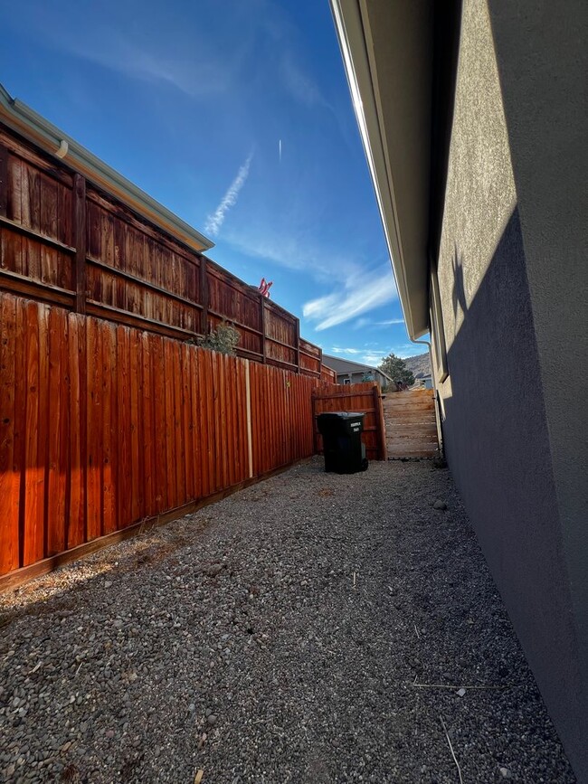 Building Photo - 3/2/2 Home in Pine View Estates, Gardnerville