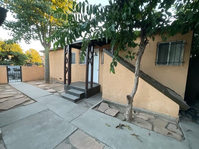 Building Photo - 515-521 S Tamarind Ave