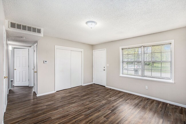 Building Photo - *MOVE IN SPECIAL* $250 Off First Full Month's Rent OR Free 55in TV! Beautiful 2BR/1BA Duplex in I...