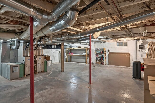 Building Photo - Move In Ready! 5 bedroom 3.5 bath near Was...