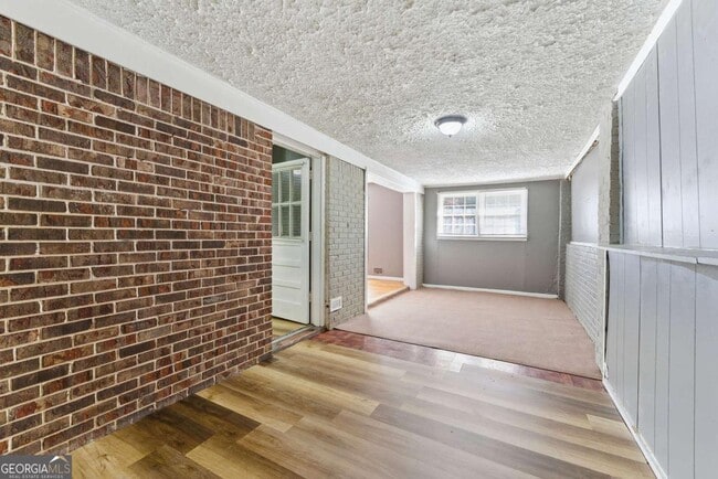 Building Photo - 1961 Valley Ridge Dr SW