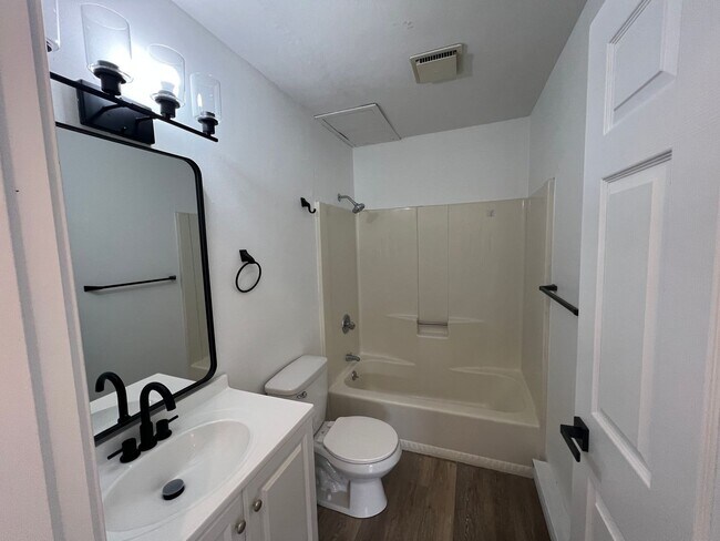 Building Photo - 915 Genrich St