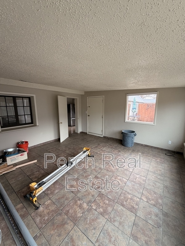 Building Photo - 107 S Kendall St