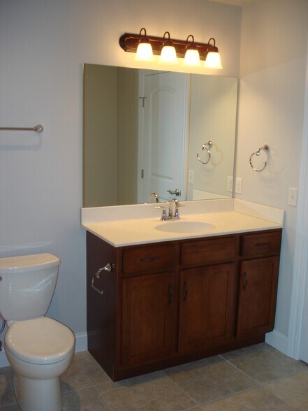 Building Photo - 940 Sautter Dr