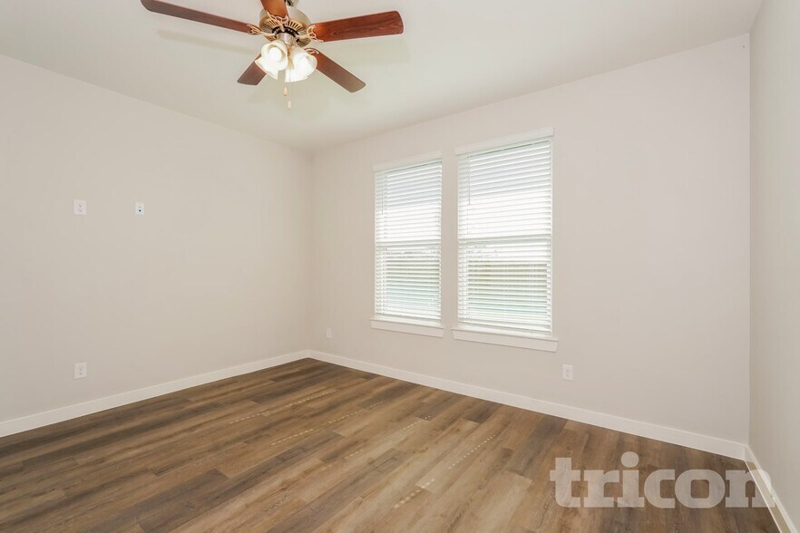 Building Photo - 8101 Howell Oak Dr