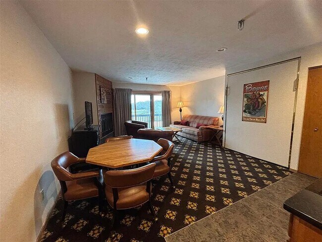 Building Photo - 5620 Highlands Dr