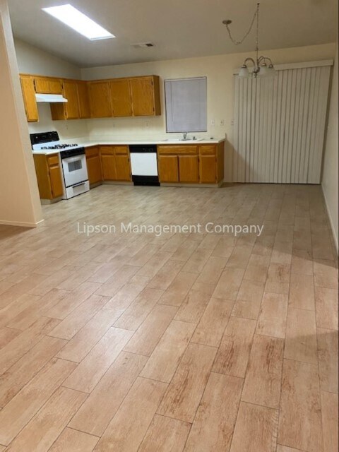 Building Photo - 1818 E Country Ct