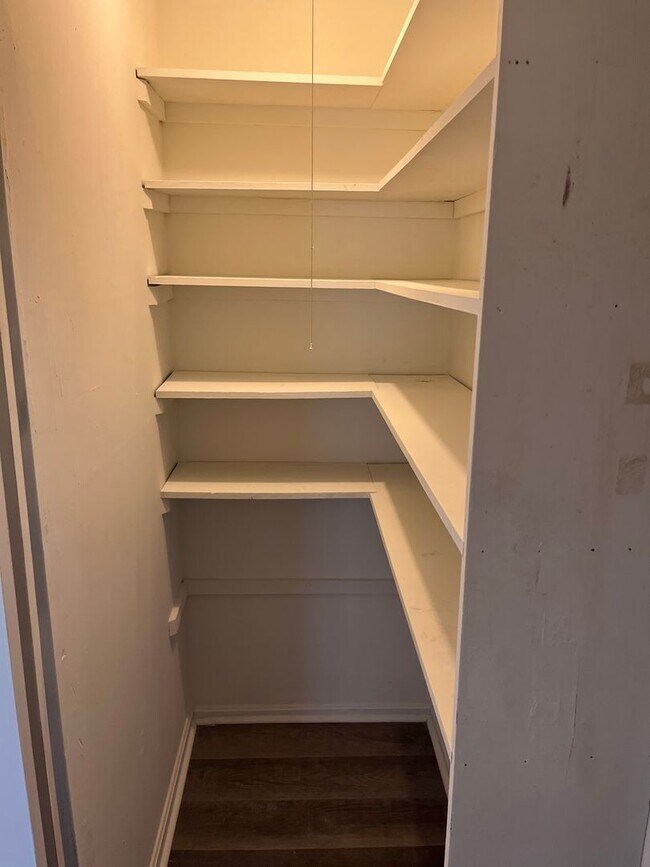 Building Photo - Updated 6bd/3ba w/ Large Backyard in Fores...