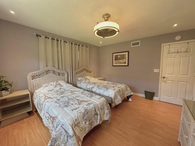 Building Photo - 300 NE 26th Ave