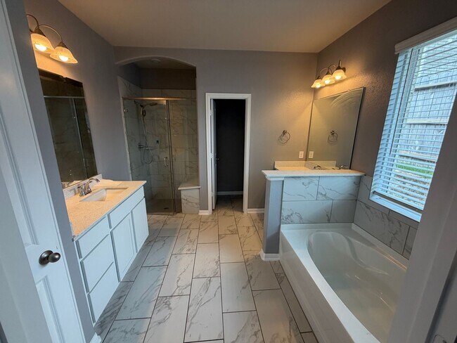 Building Photo - 3923 Gervasi