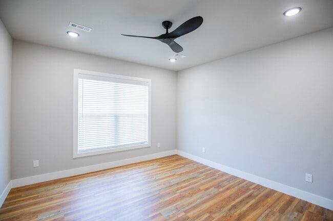 Building Photo - ***903 Seaborn Way***