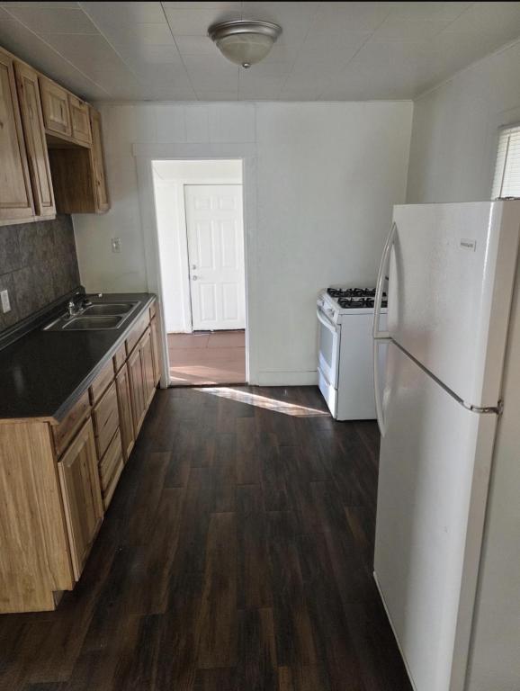 Building Photo - 604 Grove St