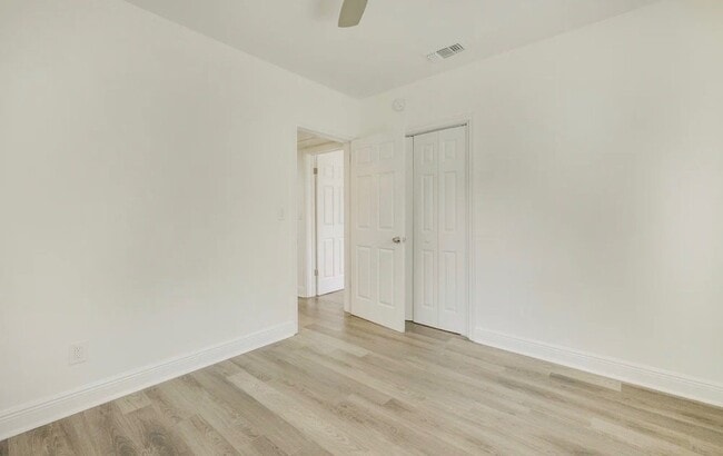 Building Photo - 4590 Colonial Ave