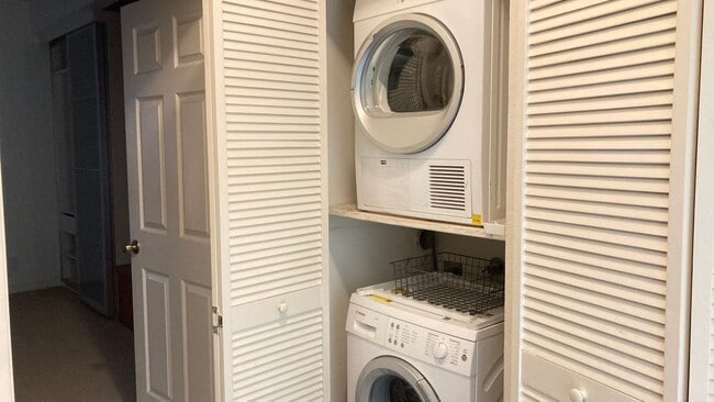 Building Photo - Large Terrace near Lake Merritt - In-unit Washer & Dryer
