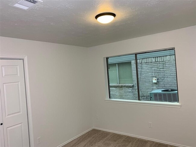 Building Photo - 610 Woodlake Cir