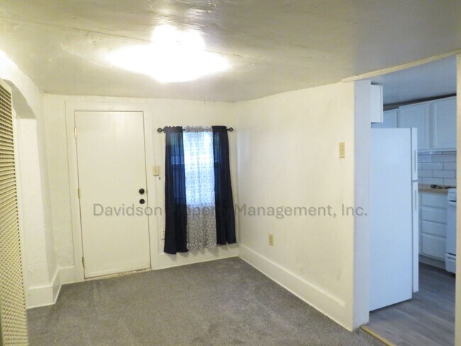 Building Photo - 1212 1/2 McArthur Ave