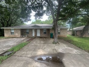 Building Photo - In the heart of Harker Heights this 2-bedr...