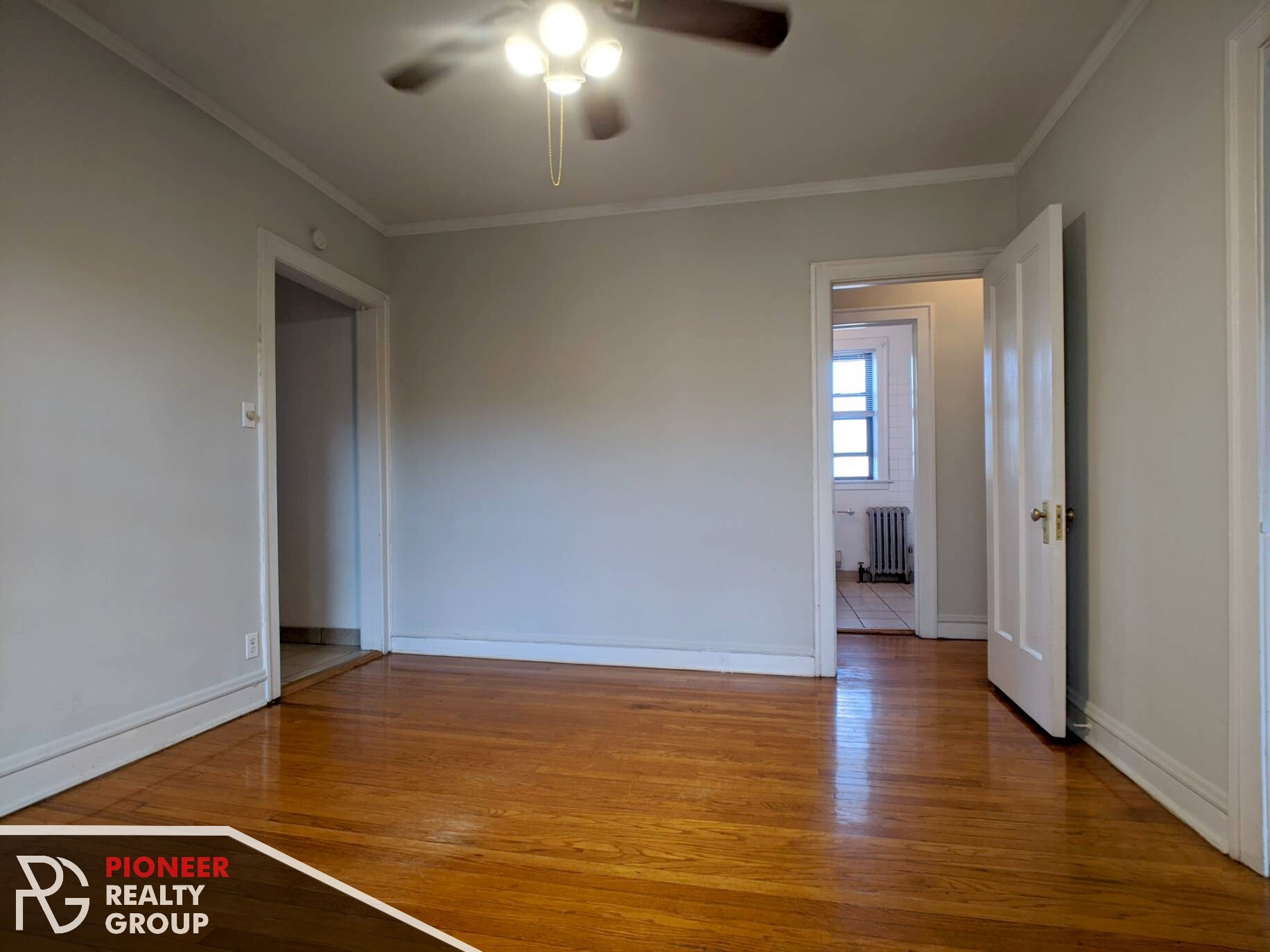 Building Photo - 1129 W Oakdale Ave