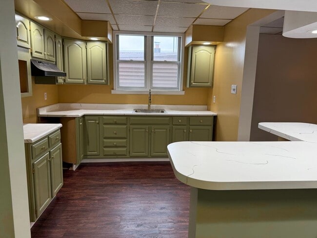 Building Photo - 132 E Main St