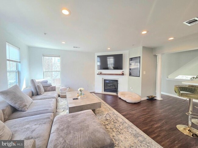 Building Photo - 1604 Post Oak Dr