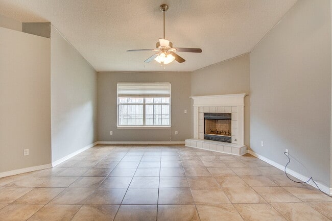 Building Photo - Available now – 3BR/2BA Patio Home with Fi...