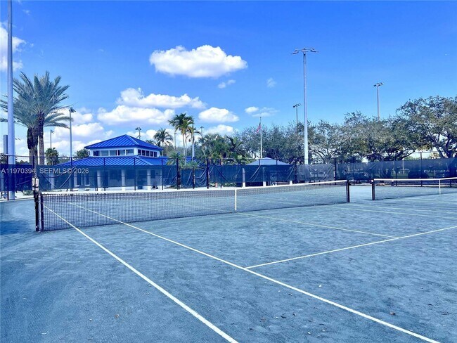 Building Photo - 621 NE 8th Ave