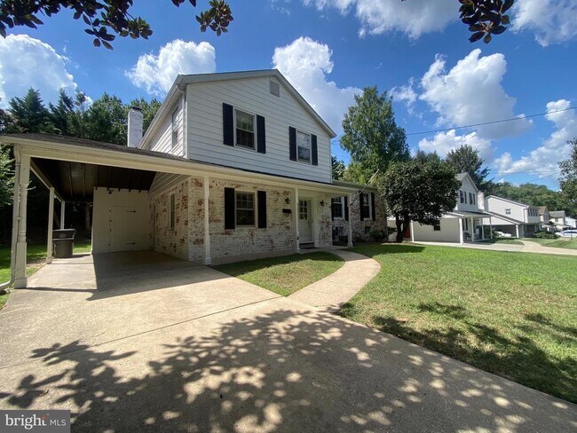 Building Photo - 615 Smallwood Rd