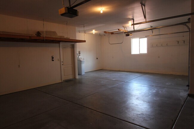 Building Photo - Spacious 3-Bed, 2-Bath Home with Open Floor Plan and Premium Amenities