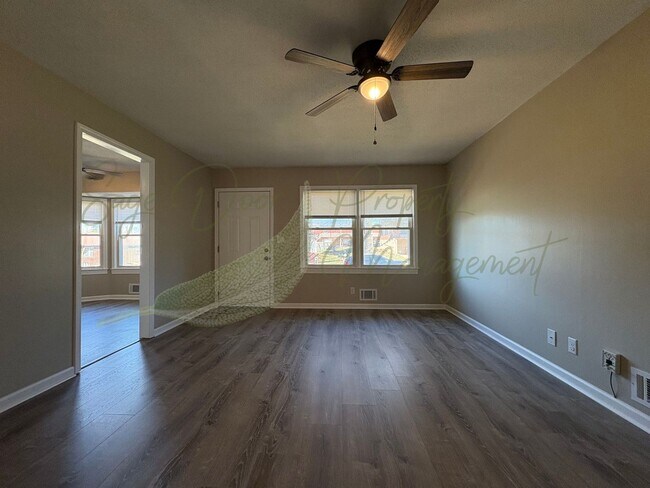 Building Photo - TOWNHOUSE IN BLUE SPRINGS!!!