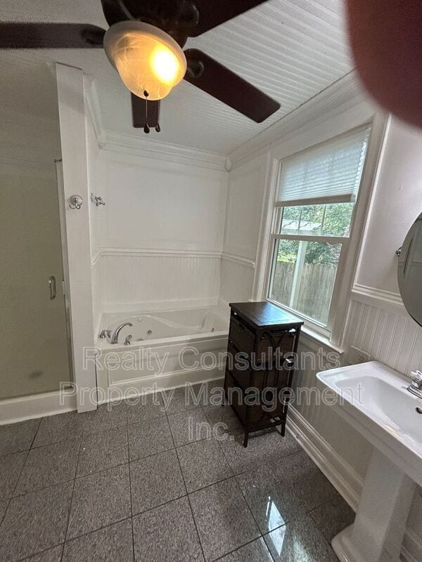 Building Photo - 2461 Lyndhurst Ave