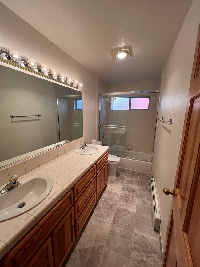 Building Photo - Low Elevation Home Steps From Championship Golf Course