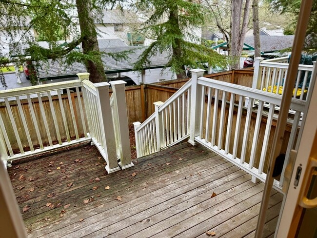 Building Photo - Beautiful 2 bed, 2.5 bath townhome located in Mountlake Terrance $2750/mo.