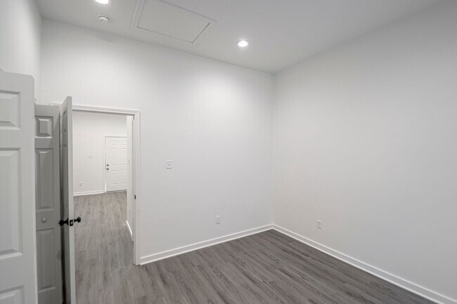 Building Photo - 214 S Park St