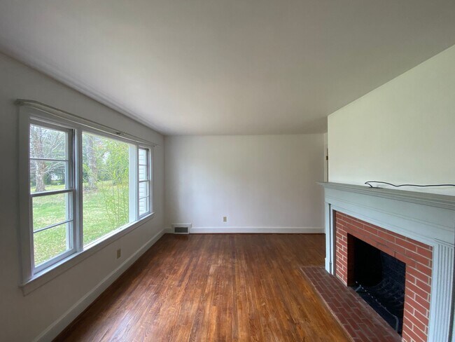 Building Photo - 4025 Robinhood Rd