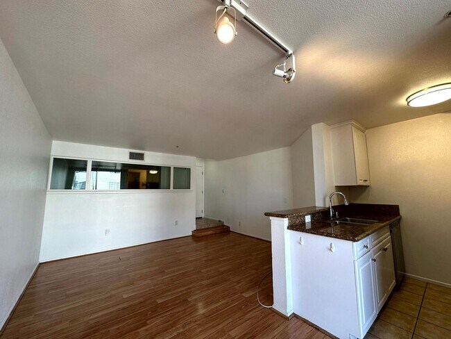 Building Photo - Fantastic 1 bed and 1 Bath with balcony an...
