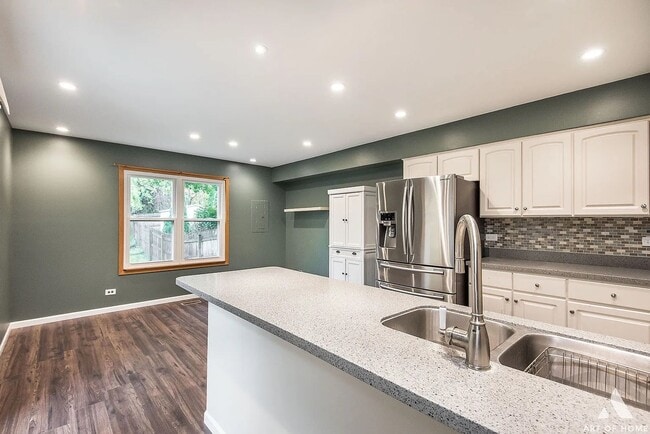 Building Photo - Beautiful Townhouse In Naperville