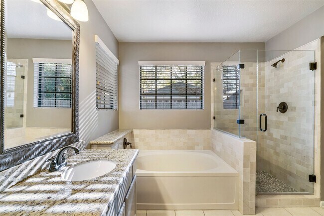 Building Photo - 2 Village Knoll Pl