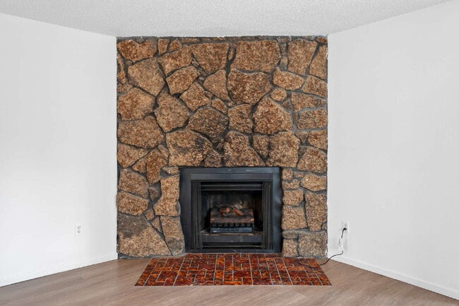Building Photo - Updated Turnkey 2 Bed 1-bathroom spacious ...
